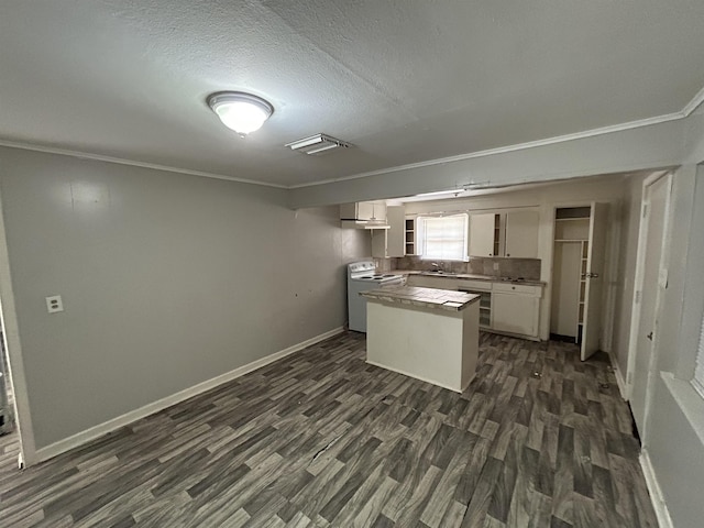 kitchen featuring backsplash, electric stove, sink, a textured ceiling, and dark hardwood / wood-style flooring