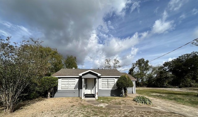 view of front of house with a front lawn