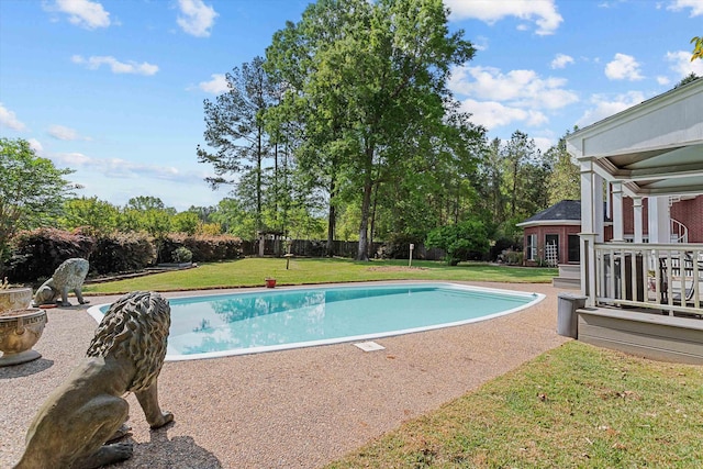 view of swimming pool featuring a yard