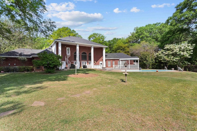 view of front of property featuring a front yard