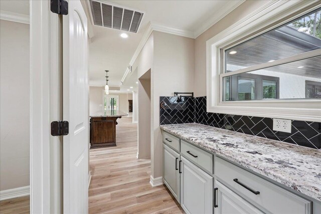 102 Timbercreek Dr, Lumberton, TX 77657 - bar with ornamental molding, light wood-style floors, tasteful backsplash, and recessed lighting