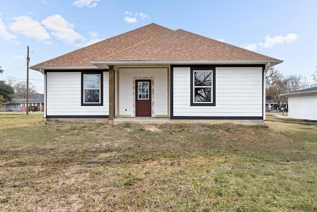 view of front facade featuring a front yard