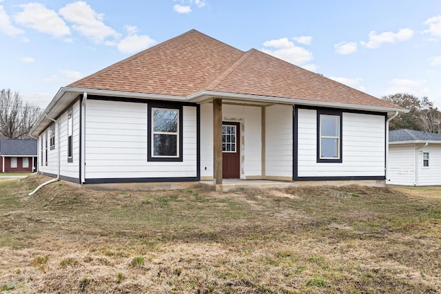 view of front facade with a front yard