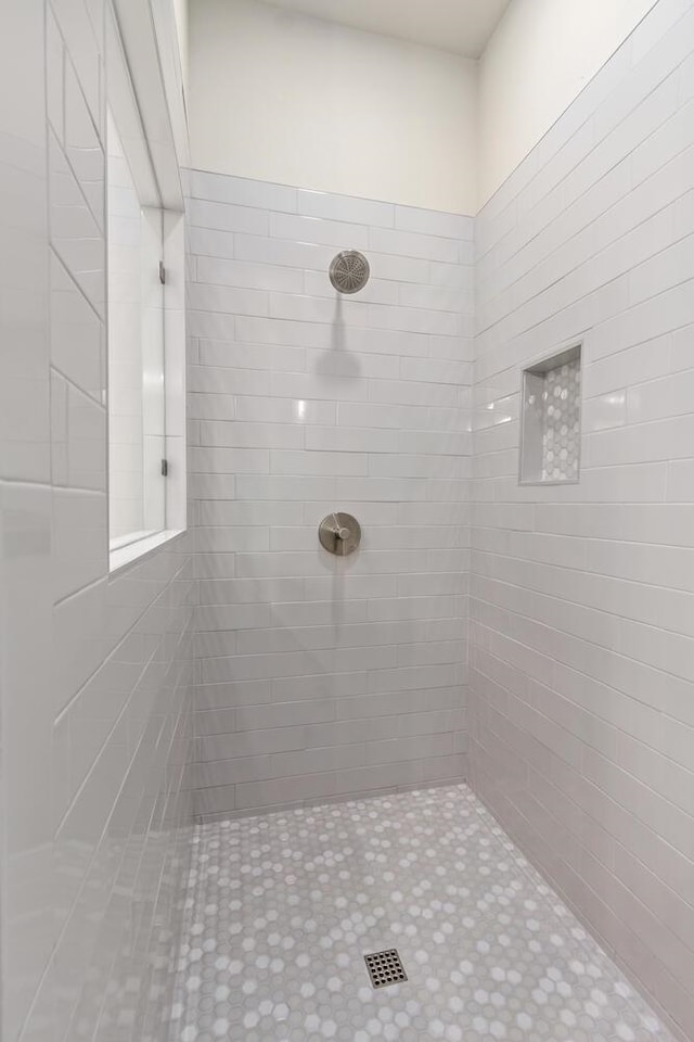 bathroom featuring a tile shower