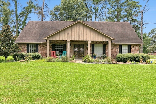 view of front of house with covered porch and a front lawn