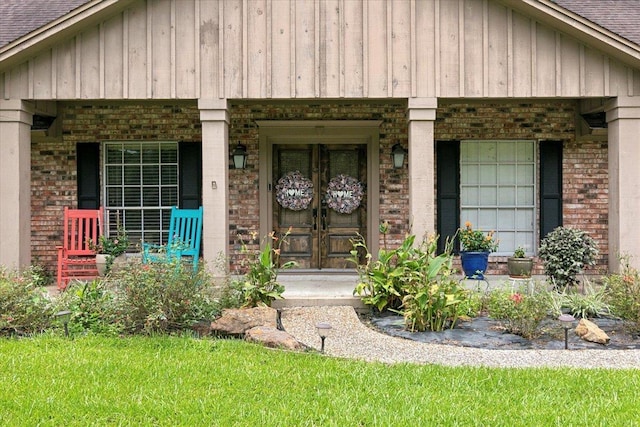 entrance to property featuring a porch