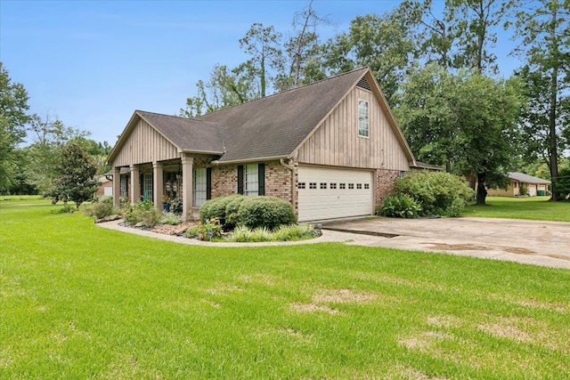 view of front of home featuring a front yard