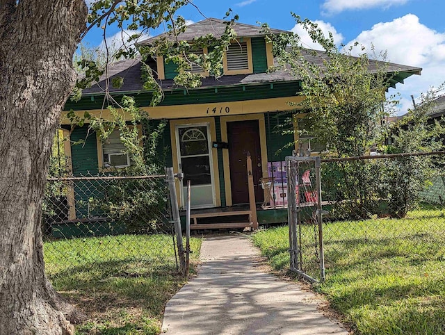 view of front of property with a front yard