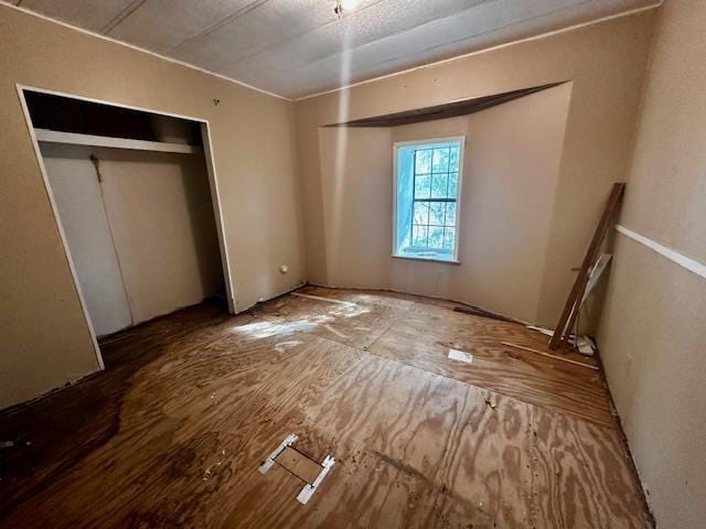 unfurnished bedroom featuring a closet