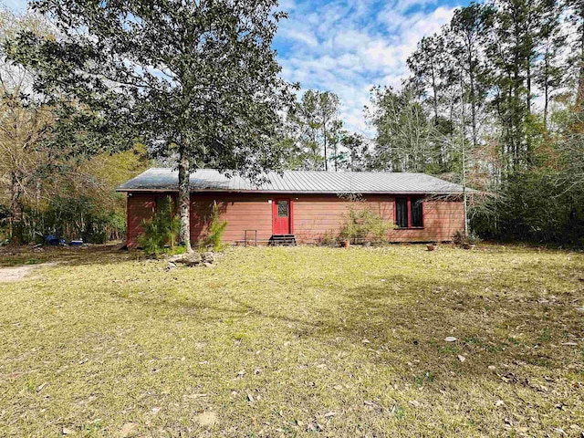 ranch-style home featuring a front lawn