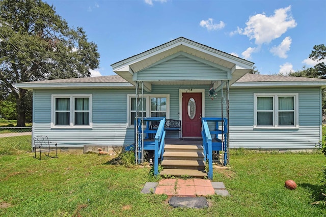 bungalow featuring a front yard