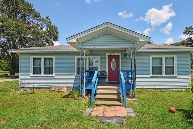 bungalow featuring a front yard