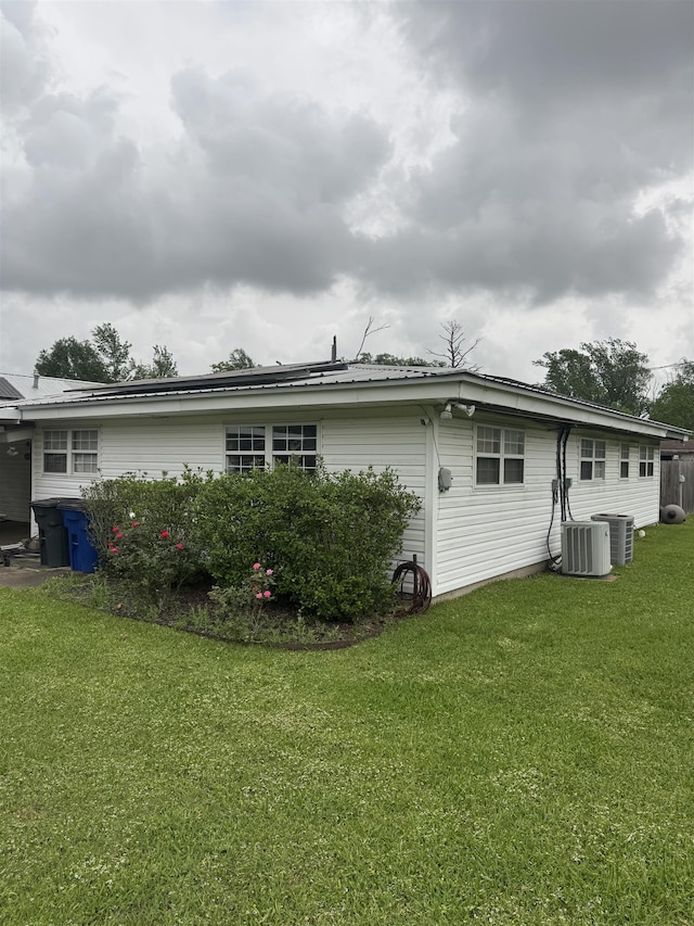 back of house featuring a lawn