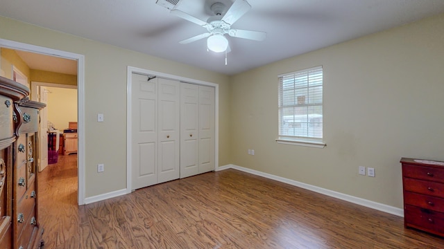 bedroom with hardwood / wood-style flooring, ceiling fan, and a closet