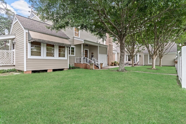 view of front facade featuring a front lawn