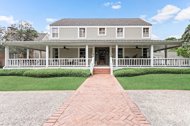 1075 Thomas Rd, Beaumont, TX 77706 - farmhouse featuring a ceiling fan, a porch, and a front yard