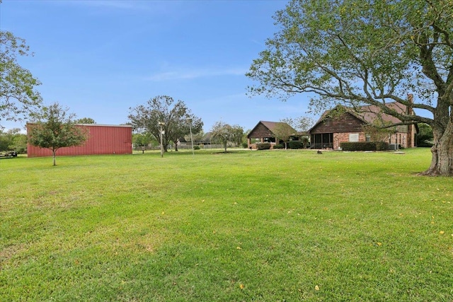 view of yard with an outdoor structure