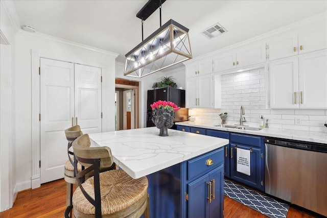 kitchen featuring visible vents, blue cabinetry, freestanding refrigerator, a sink, and dishwasher