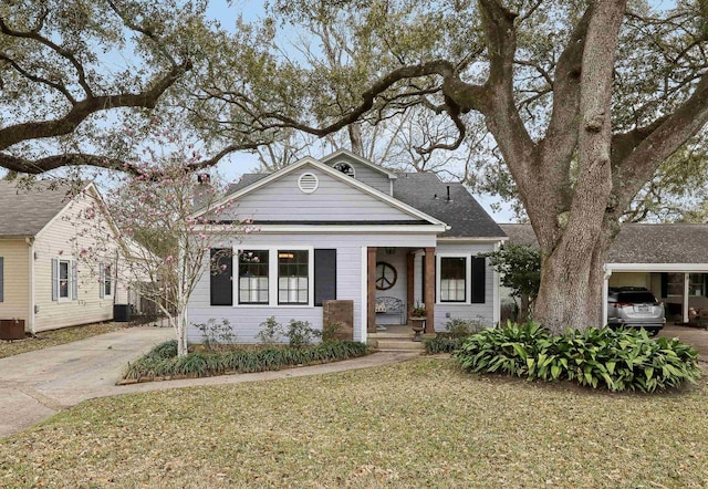 view of front of house with a front yard and driveway