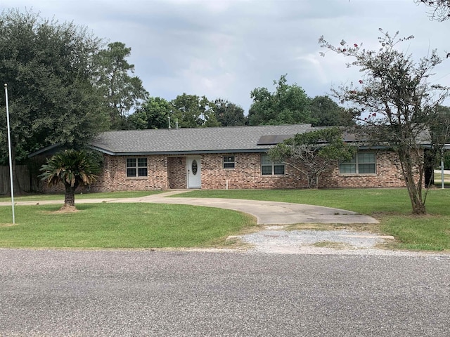 single story home with a front lawn