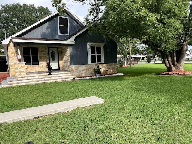 craftsman-style house featuring a front lawn