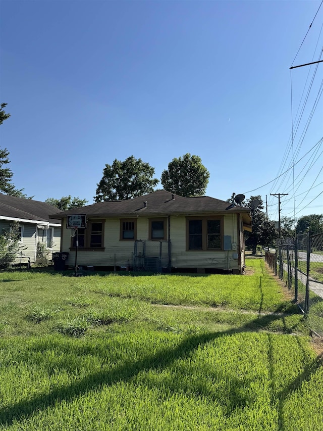 view of front facade featuring a front yard