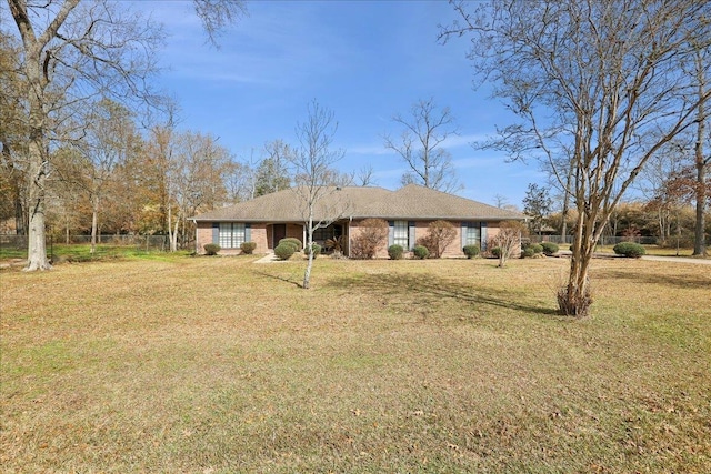 single story home with a front lawn