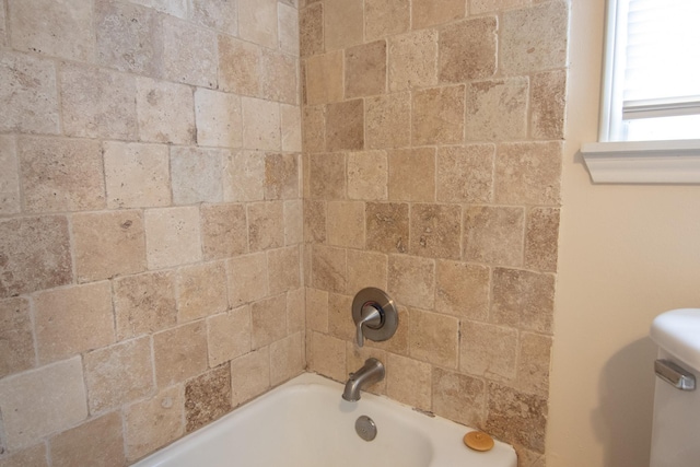 bathroom with tiled shower / bath