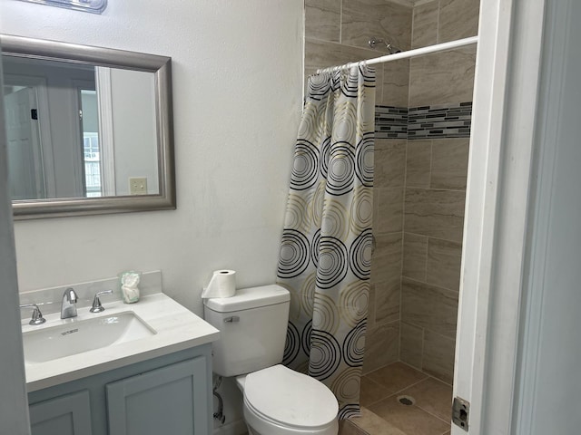 bathroom with a shower with curtain, vanity, and toilet