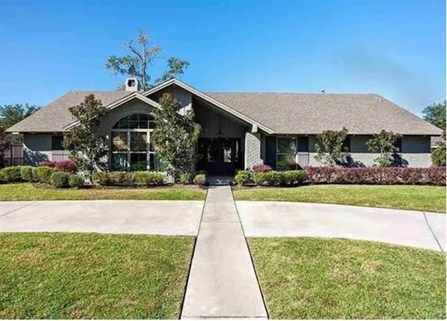 view of front of property with a front lawn