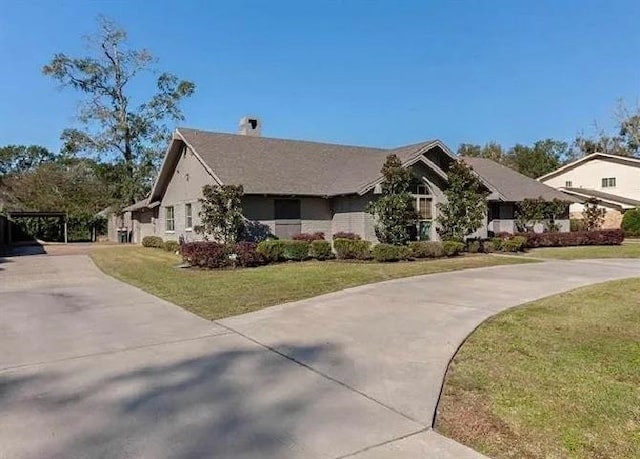 view of front facade featuring a front yard