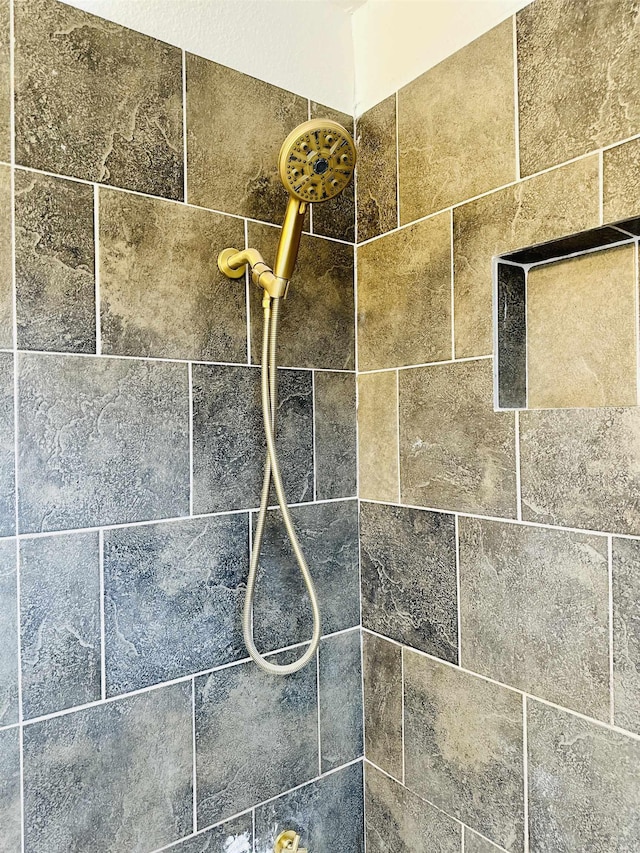 details featuring tiled shower