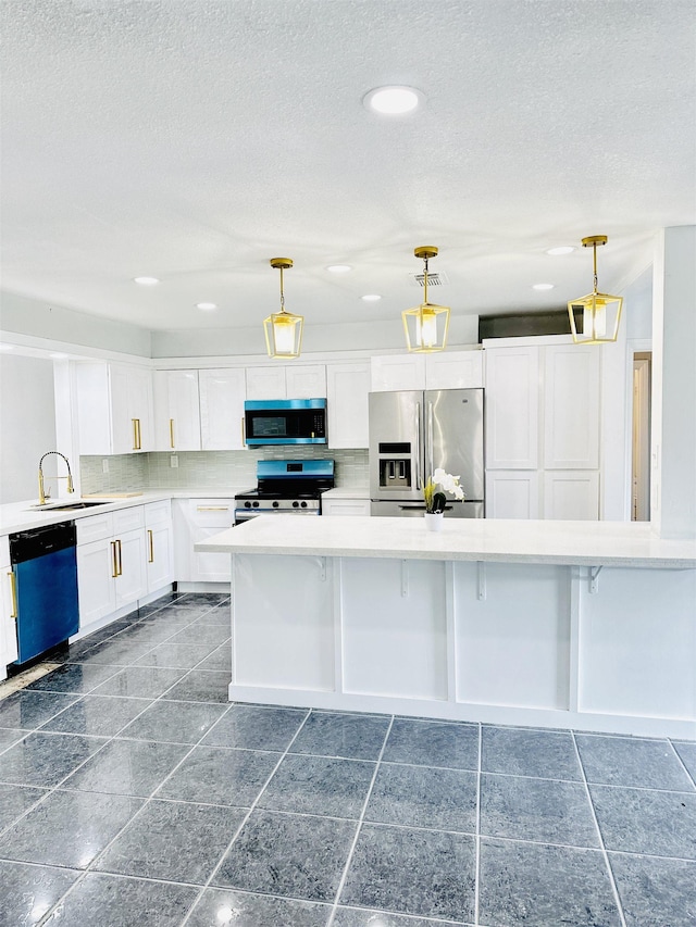 kitchen featuring stainless steel appliances, sink, a kitchen breakfast bar, and decorative light fixtures