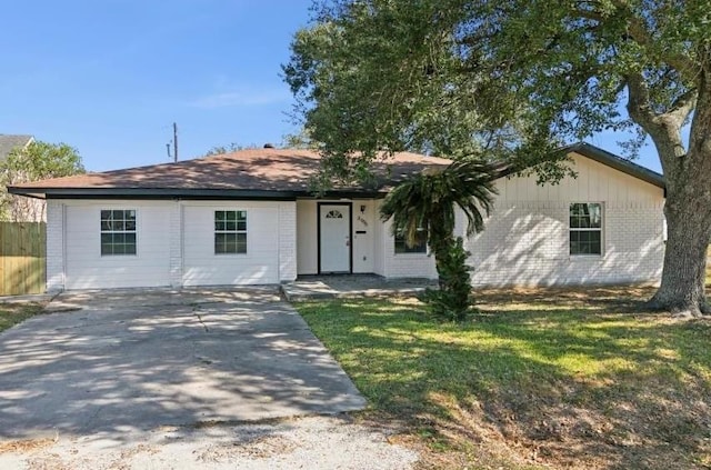 ranch-style house featuring a front yard