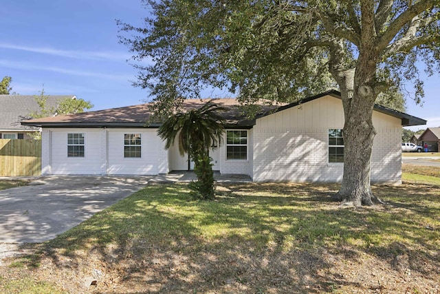 single story home featuring a front yard