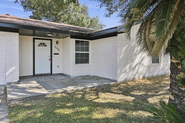 entrance to property with a yard