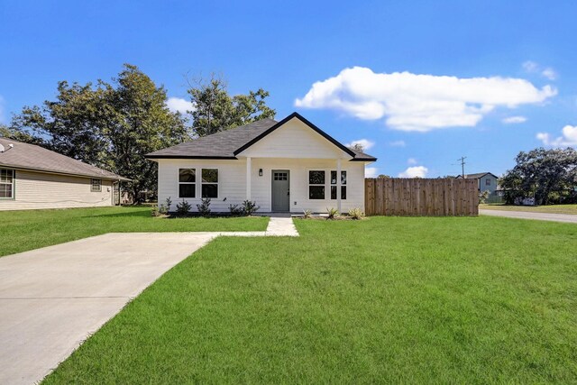 view of front facade with a front yard