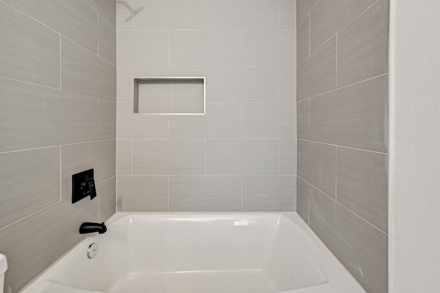 bathroom featuring tiled shower / bath