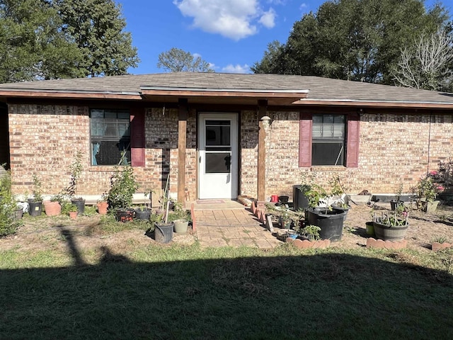 view of front of property with a front yard