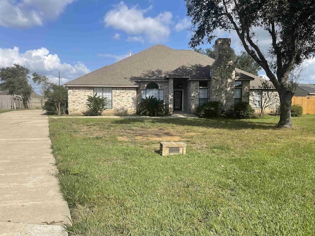 view of front of home featuring a front yard