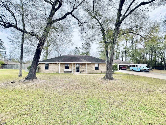 ranch-style home featuring a front lawn