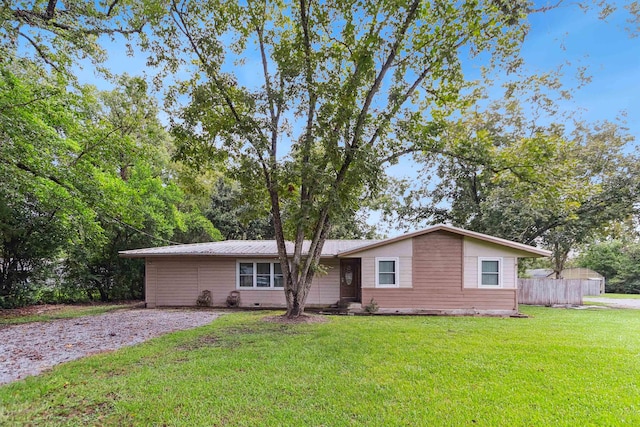 single story home featuring a front lawn