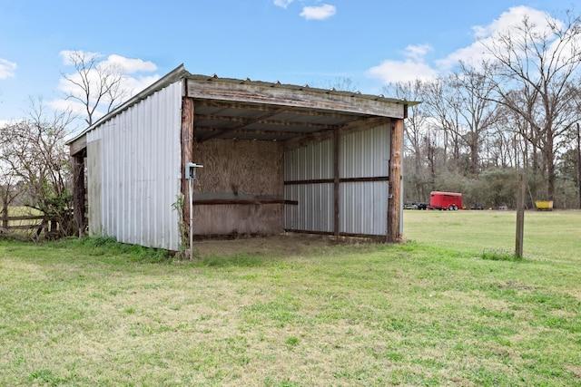 view of pole building featuring a yard