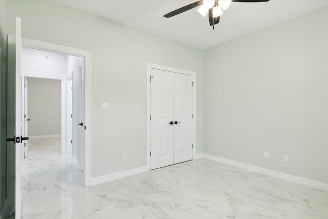 unfurnished bedroom with ceiling fan and a closet