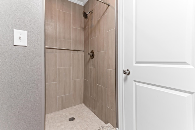 12715 Koawood Ln, Beaumont, TX 77713 - bathroom featuring a tile shower and a textured wall