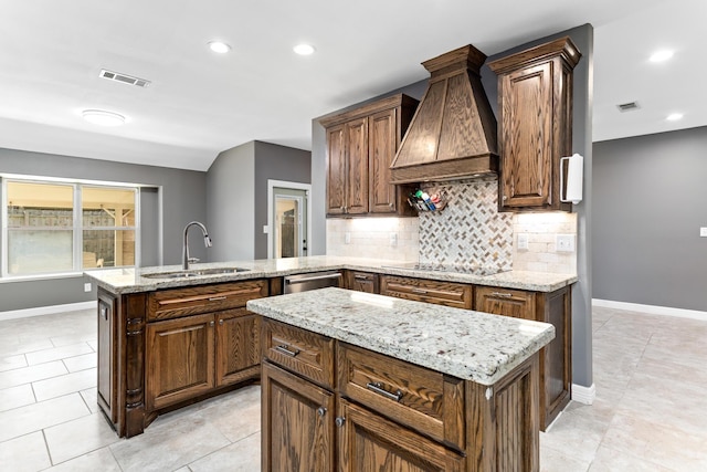 kitchen with sink, a kitchen island with sink, black electric cooktop, decorative backsplash, and custom exhaust hood