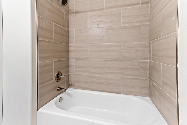 bathroom featuring tiled shower / bath combo