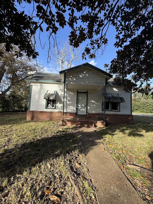 view of front of property featuring a front lawn