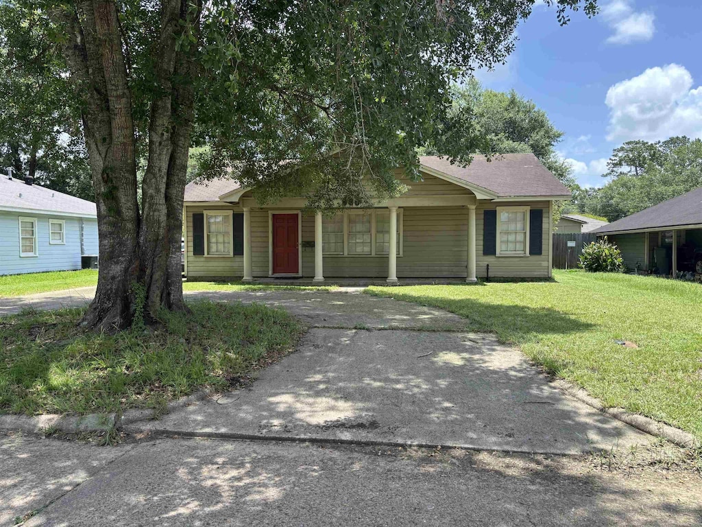 860 Parson Dr, Beaumont, TX 77706 - ranch-style house featuring a front lawn and a porch