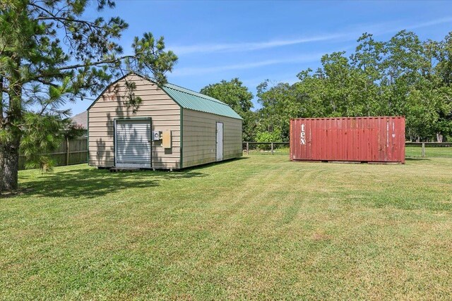 view of yard featuring an outbuilding